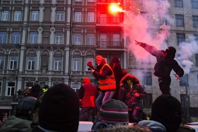 На Грушевского растет число протестующих