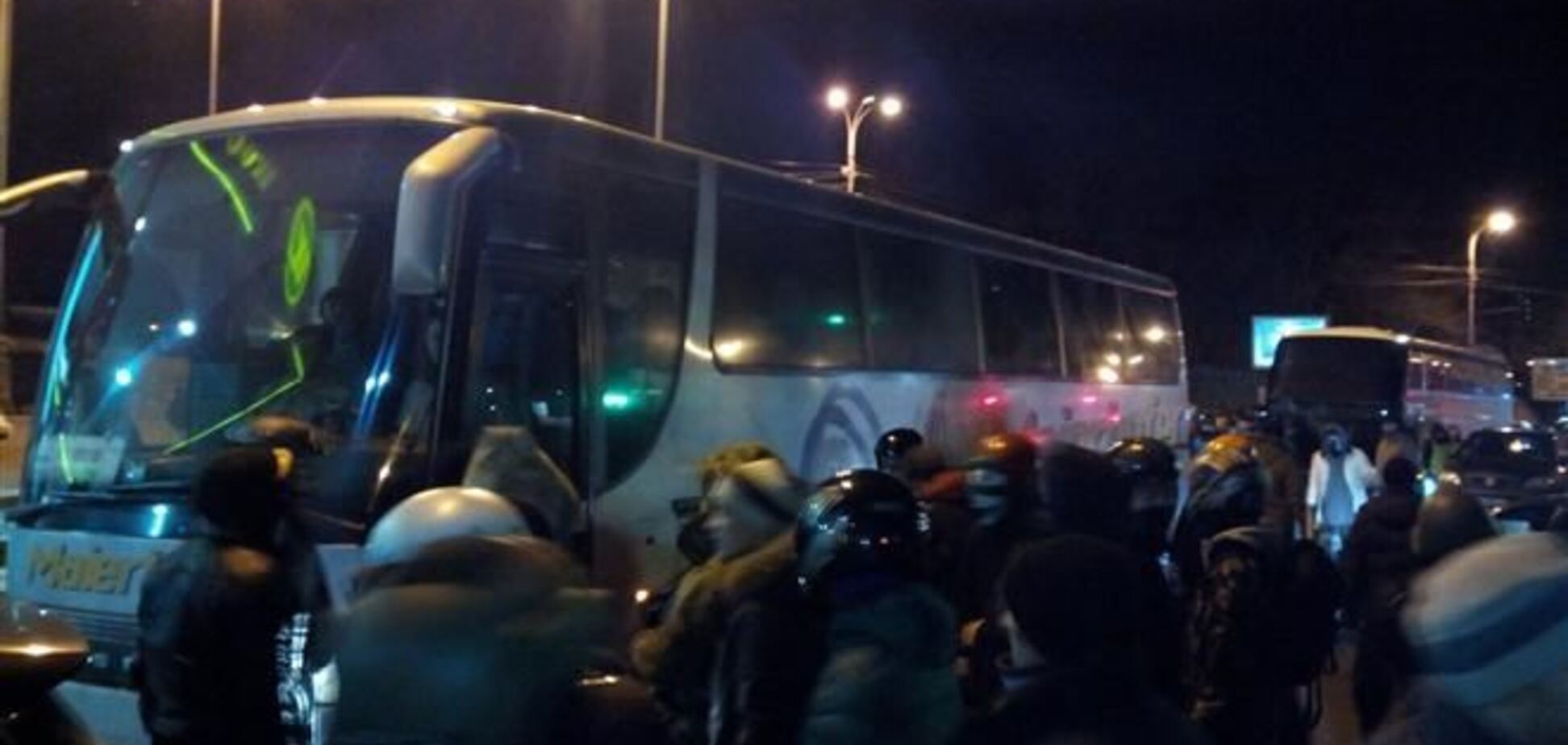 Активисты заблокировали автобусы с 'титушками'