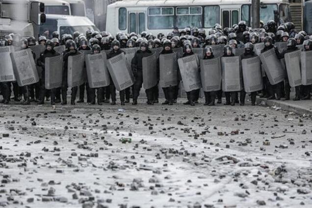 Беркутовцы разожгли костер на ступеньках Национального художественного музея