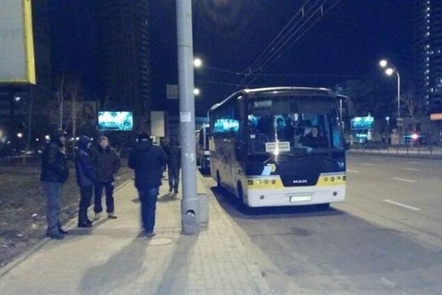 Активисты заметили под ЦИК 26 автобусов с молодчиками