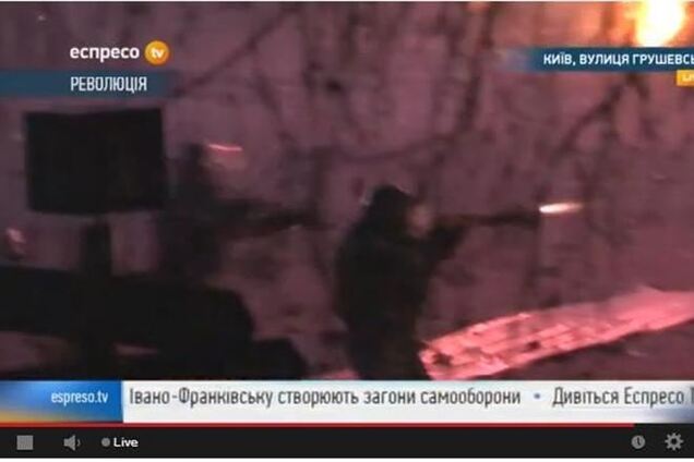 Силовики разобрали часть баррикад на Грушевского, активисты назад отвоевывают Европейскую площадь
