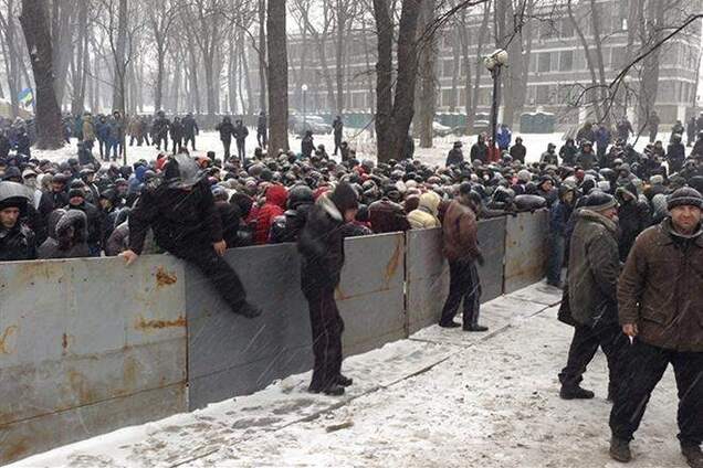 Участники Антимайдана покидают митинг и перелазят через забор