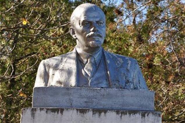 На Чернігівщині невідомі скинули з постаменту пам'ятник Леніну