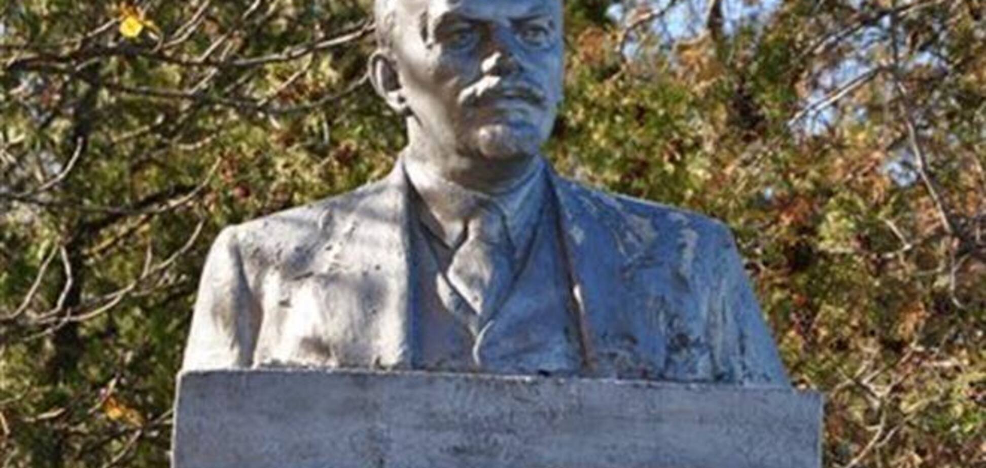На Черниговщине неизвестные сбросили с постамента памятник Ленину