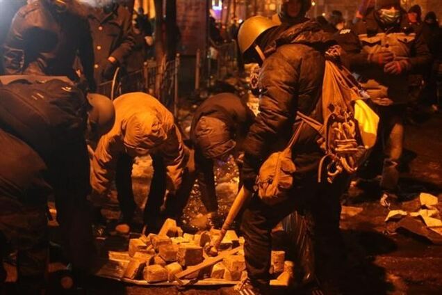 На Грушевского собралось около пяти тысяч активистов