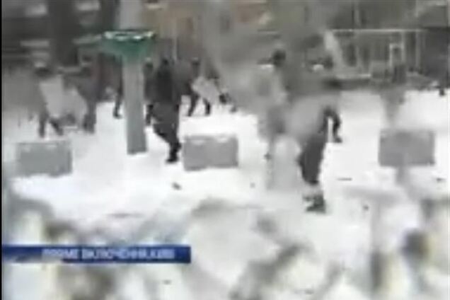 Оператору 'Интера' беркутовец разбил камеру в прямом эфире