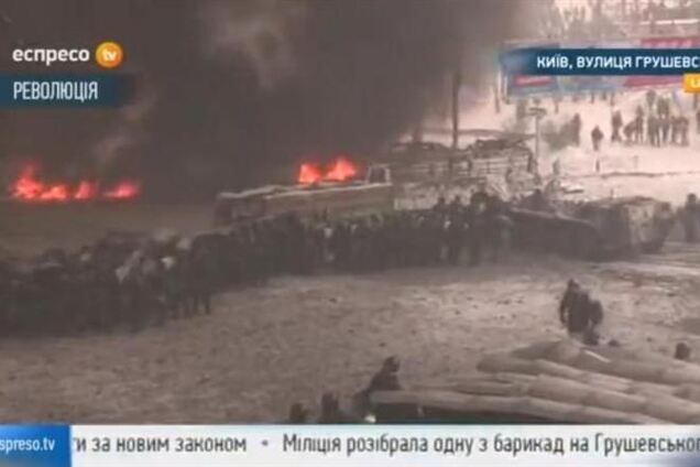 'Беркут' использует БТР для расчистки Грушевского