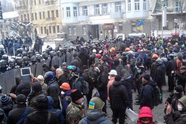 Протестувальники знову підійшли впритул до 'Беркуту'