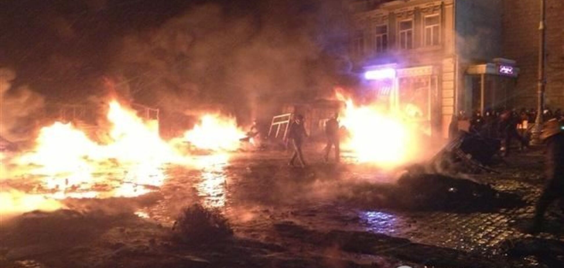 Протестующие препятствуют тушению пожара на Грушевского – МВД
