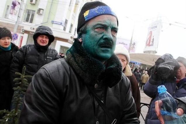 У Донецьку 'тітушкі' палили прапори і обливали евромайдановцев зеленкою