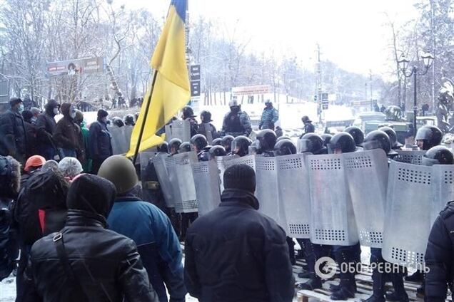 К Кабмину подогнали броневик