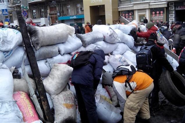 Мітингувальники і силовики обмінялися контратаками