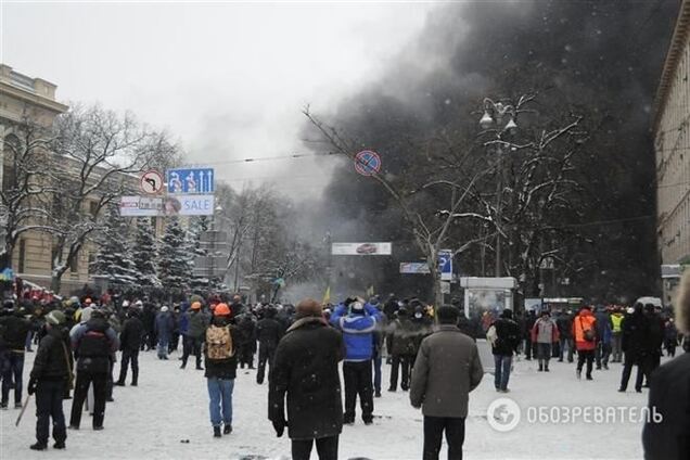 Протестующие обстреливают силовиков фейерверками