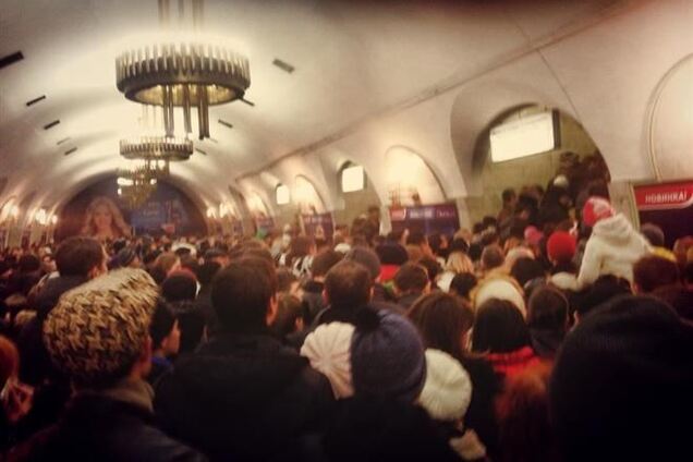 Всі виходи зі станції метро 'Майдан Незалежності' забиті - очевидець