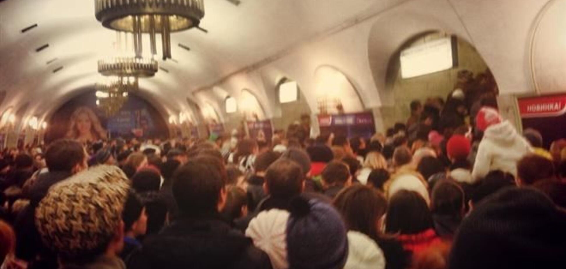 Всі виходи зі станції метро 'Майдан Незалежності' забиті - очевидець