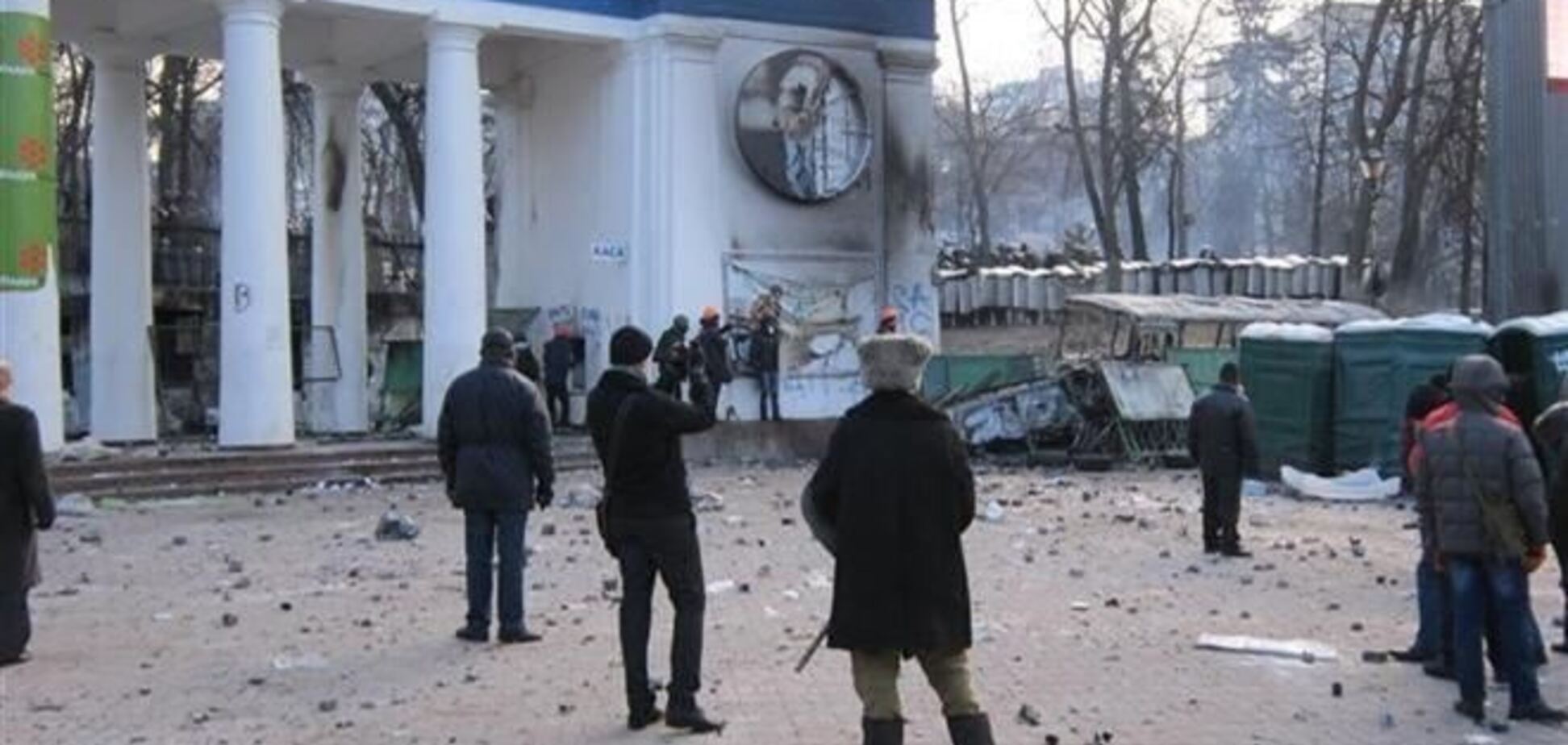 Милиция проверяет информацию о смерти упавшего с колоннады 'Динамо'