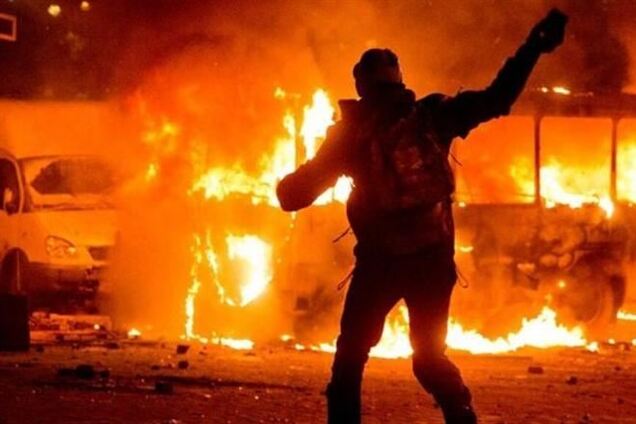 На ул. Грушевского установили еще несколько баррикад