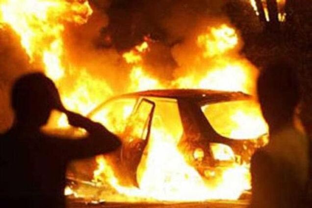 Неизвестные подожгли автомобиль в центре Киева