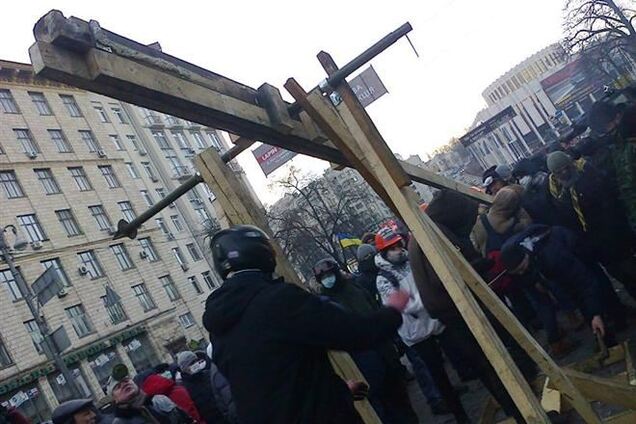 Протестующие на Грушевского построили новую катапульту