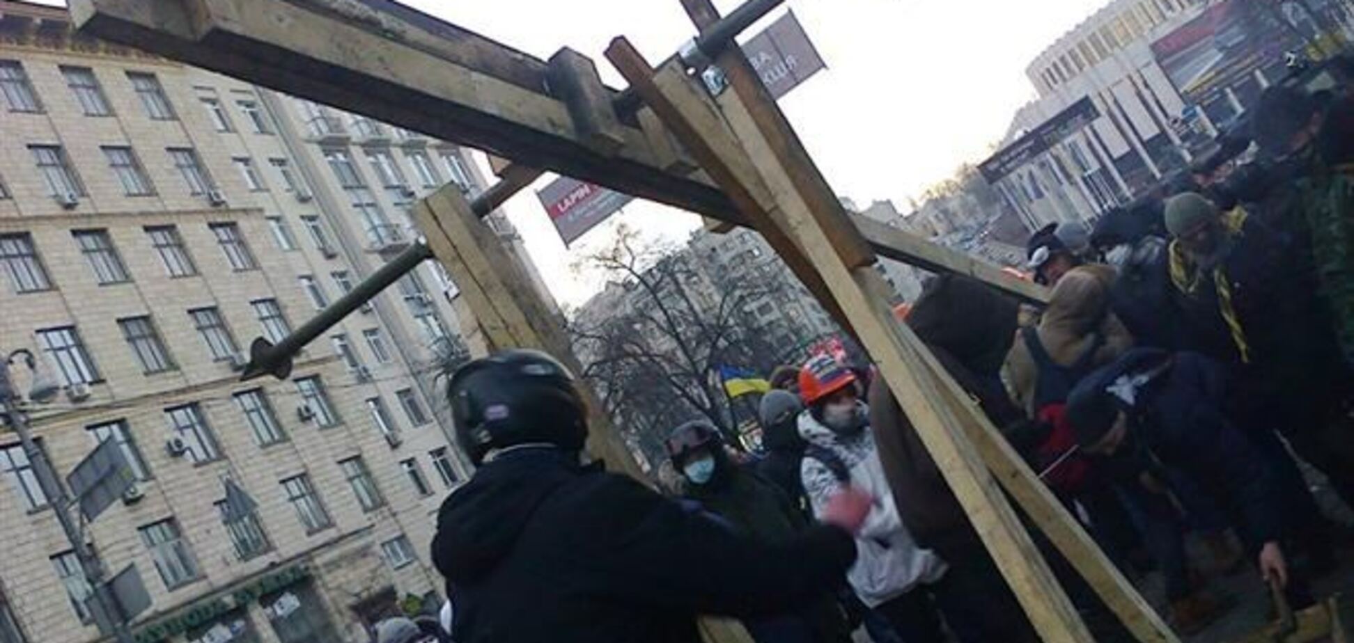 Протестувальники на Грушевського побудували нову катапульту