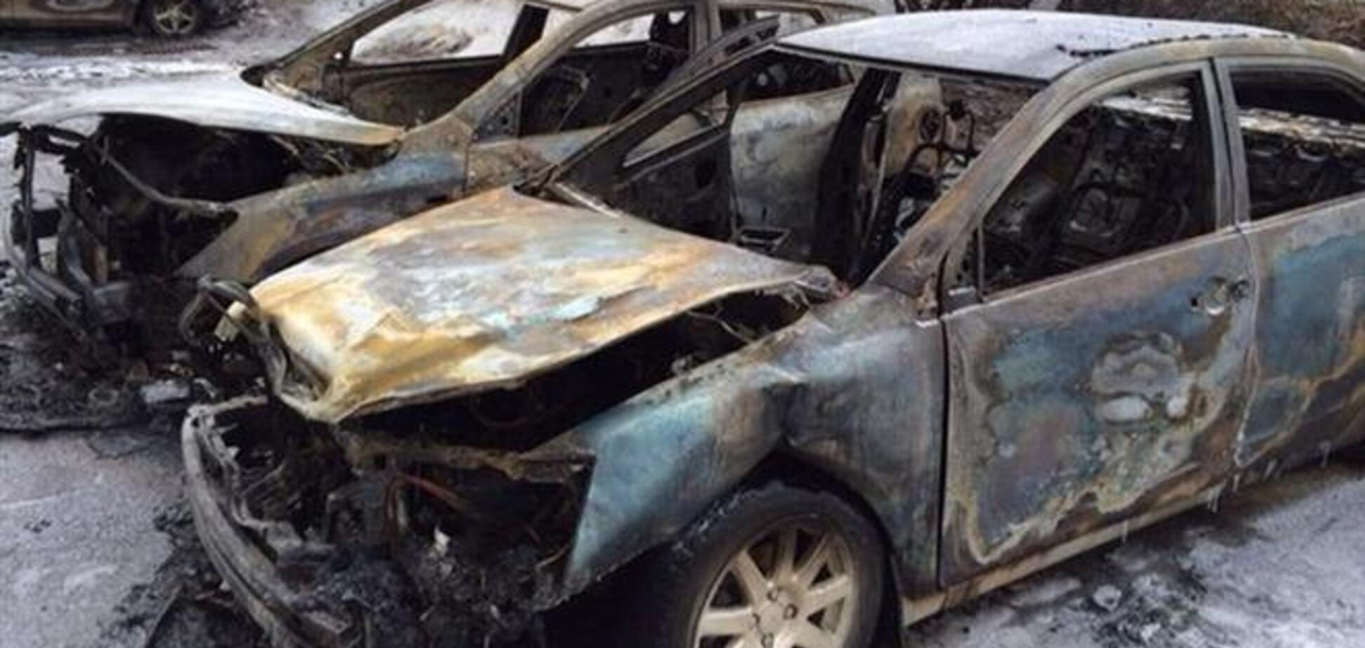 У Дніпропетровську вночі спалили три автомобілі