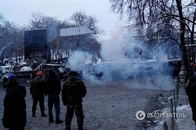 Киевский Мост влюбленных в связи с протестами перекрыли