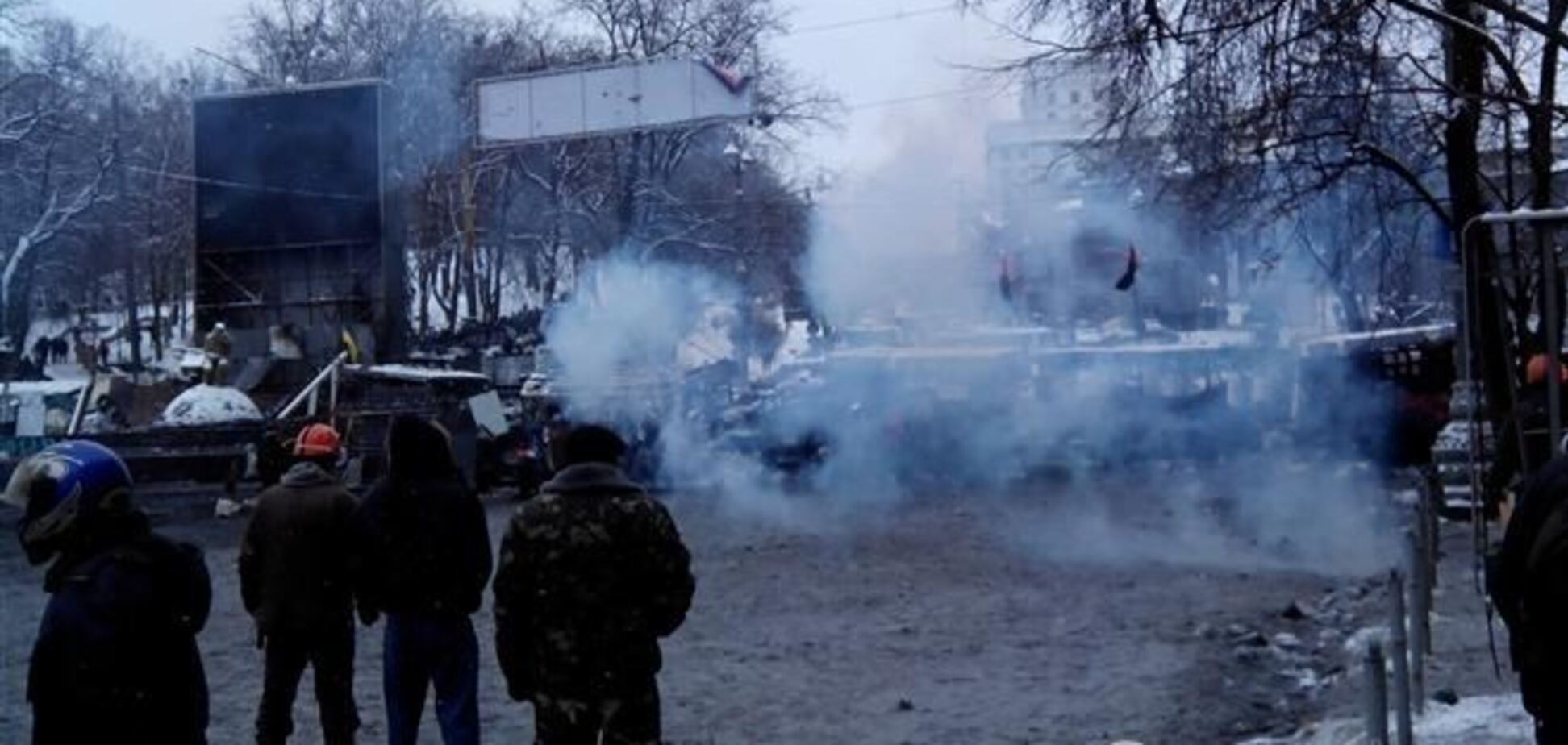 Киевский Мост влюбленных в связи с протестами перекрыли