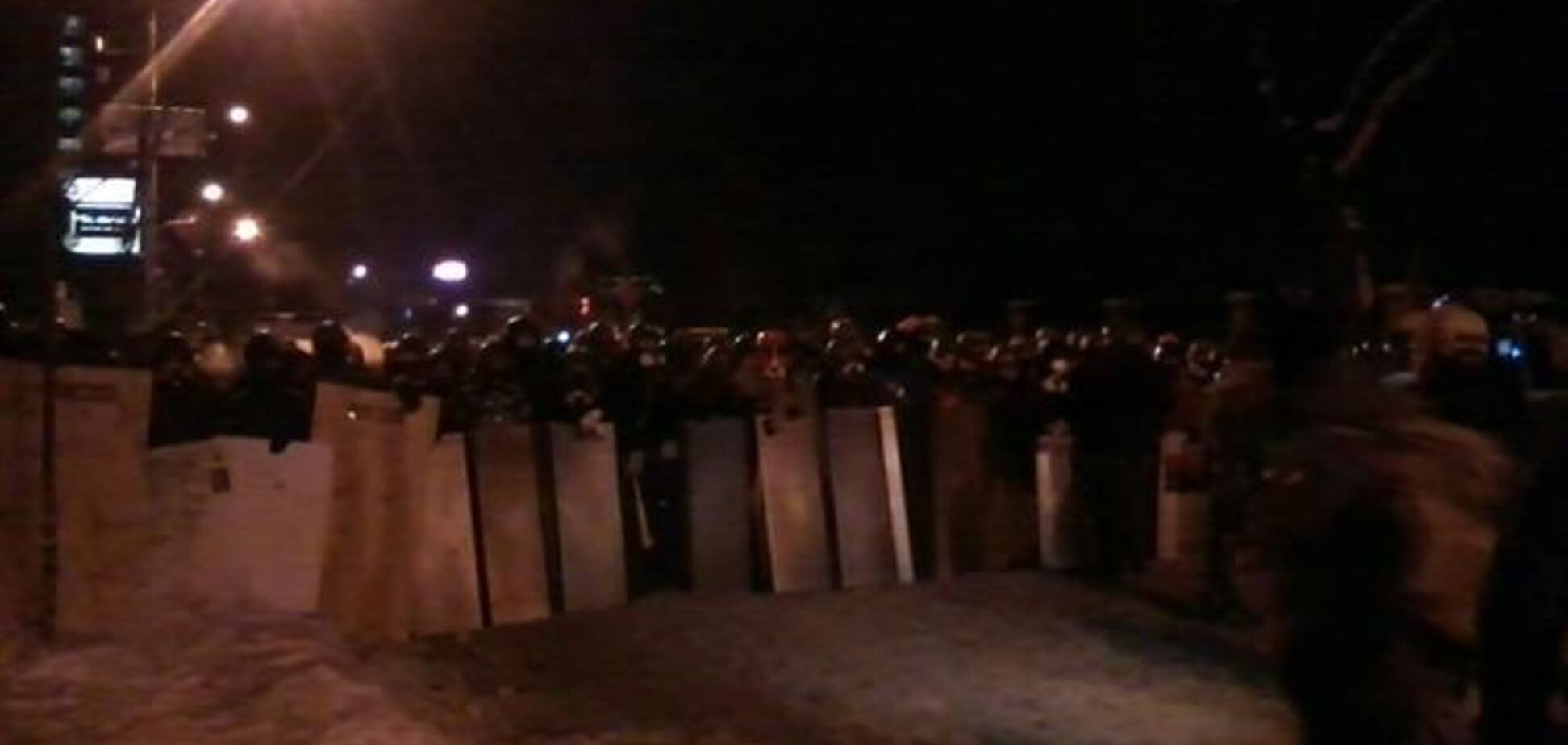 Протестуючі будують нову барикаду на Інститутській