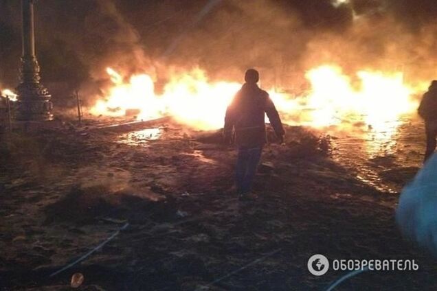 На Грушевського тисячі активістів продовжують протистояння з силовиками