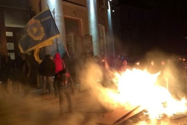 У Черкасах протестуючі викидають з вікон ОДА речі і палять їх