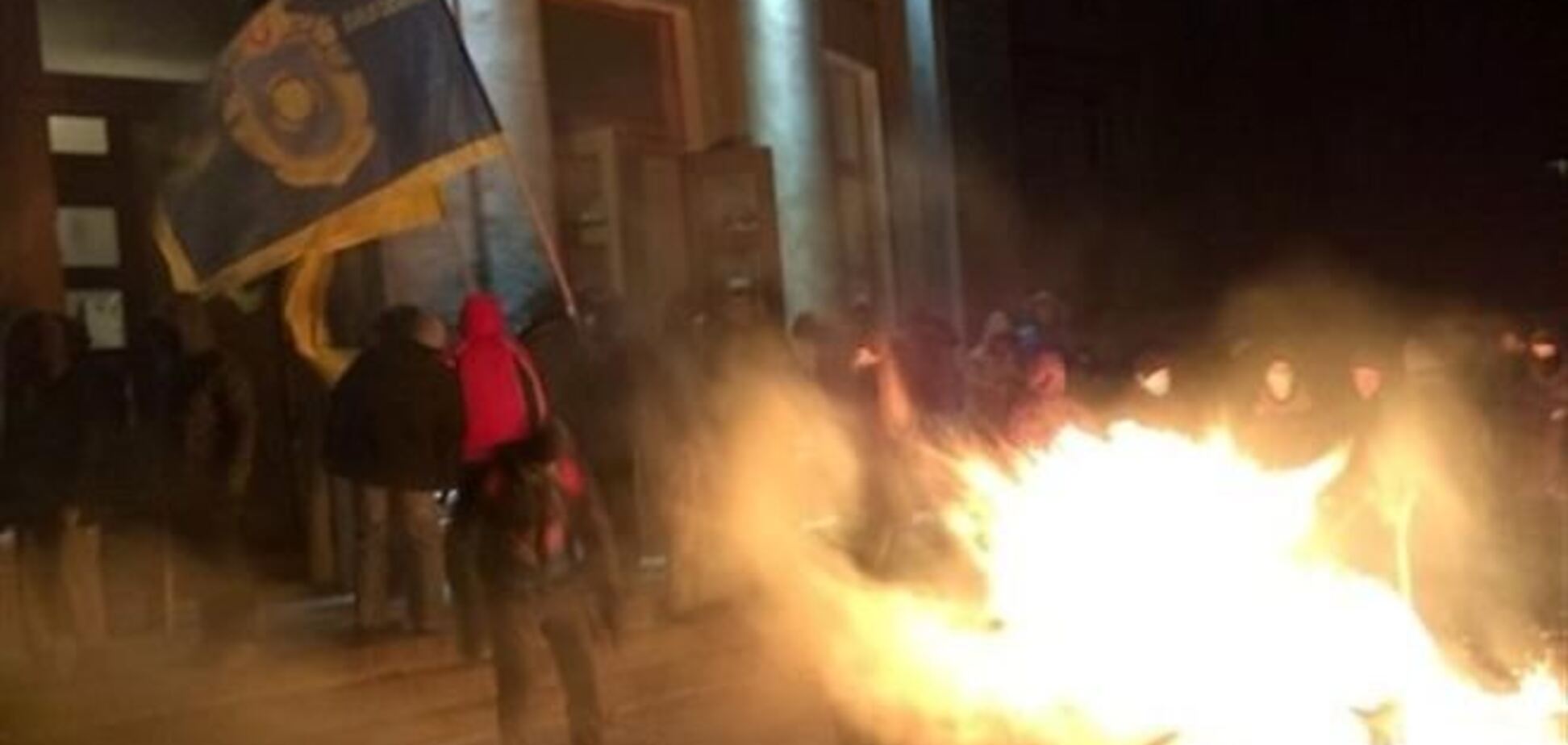 В Черкассах протестующие выбрасывают из окон ОГА вещи и жгут их