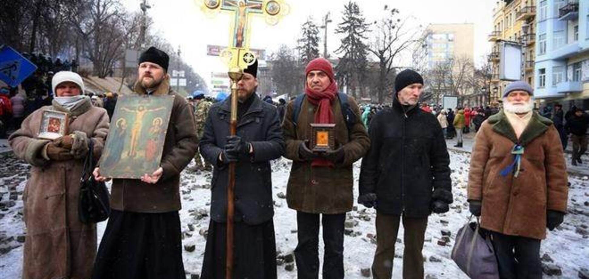 Священники прибыли к баррикадам на Грушевского