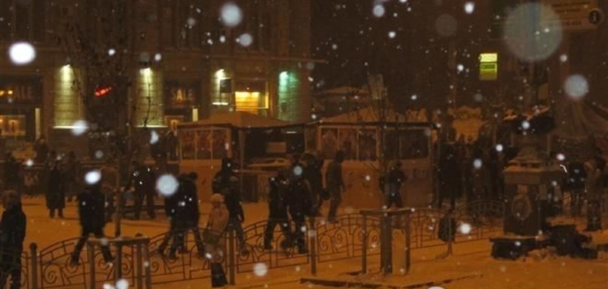 На Грушевського протестувальники вишикувалися на барикадах навпроти силовиків