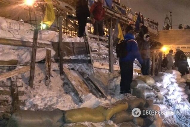 Евромайдановцы строят в центре Киева новые баррикады