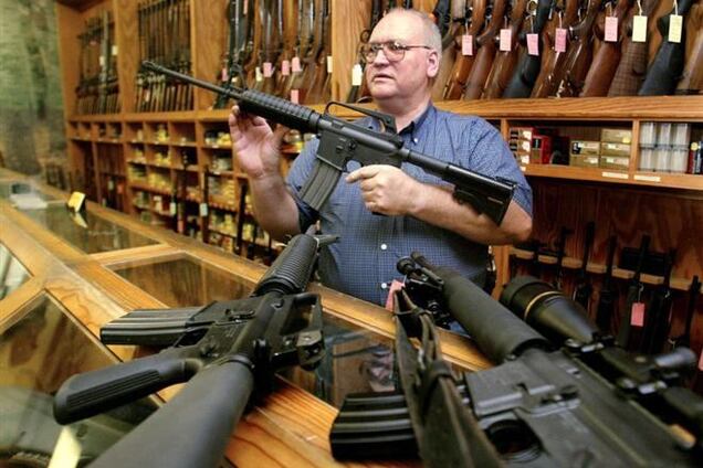 В Киеве оружейные магазины временно не продают оружие