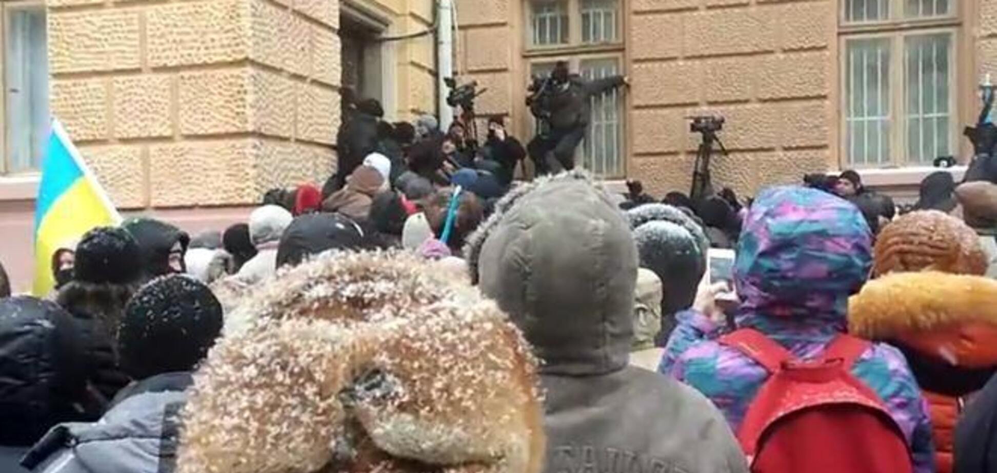Штурм Черновицкой ОГА: силовики травят митингующих газом