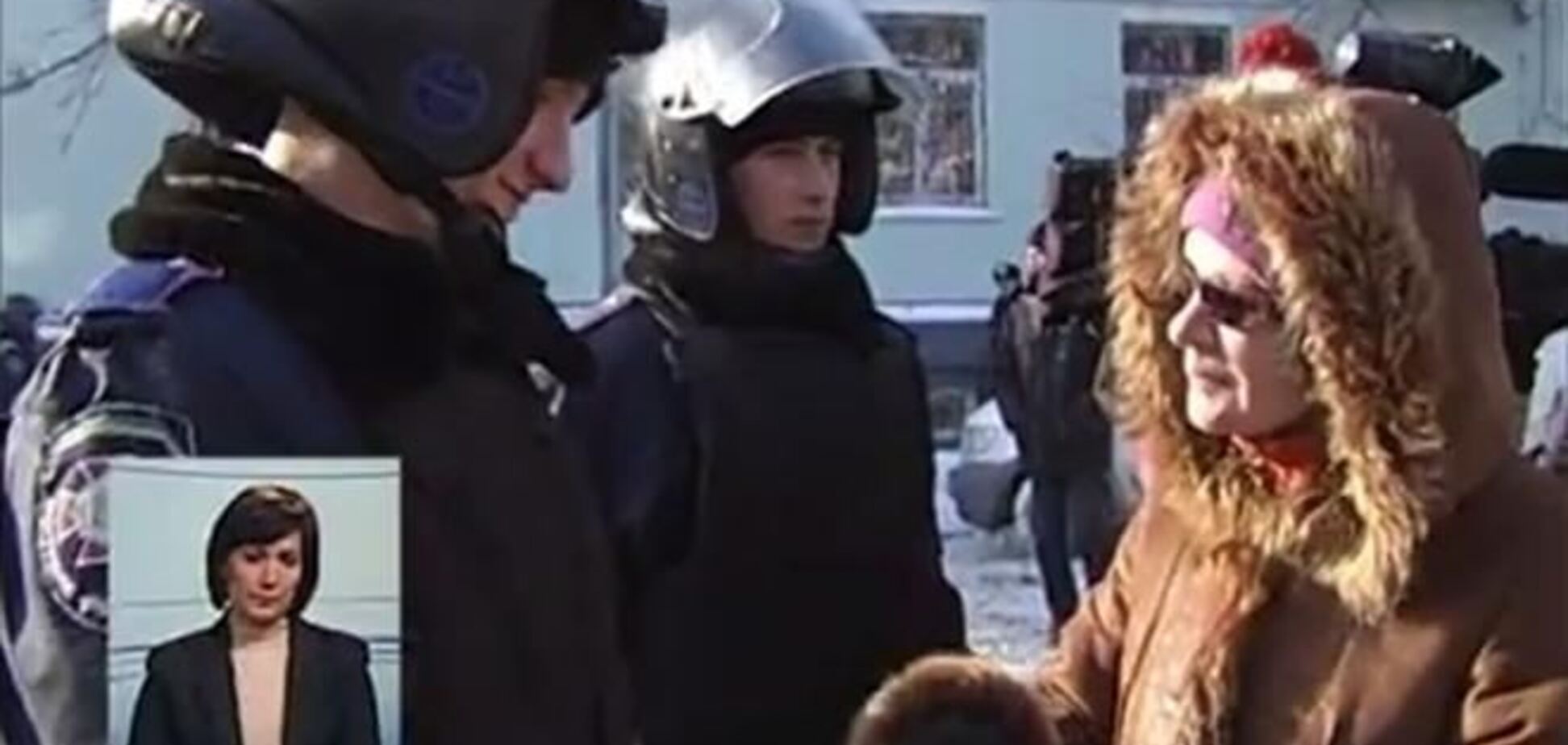 'Беркуту' в центр Киева принесли теплые вещи, носки и конфеты