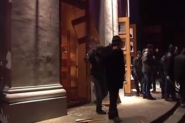 Возле растрощенной Черкасской ОГА опять митингуют