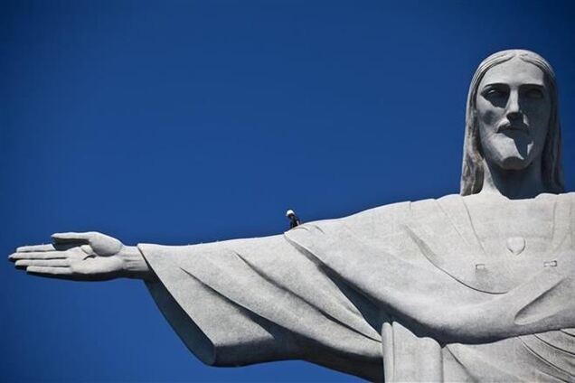 Рука статуї Христа після попадання блискавки