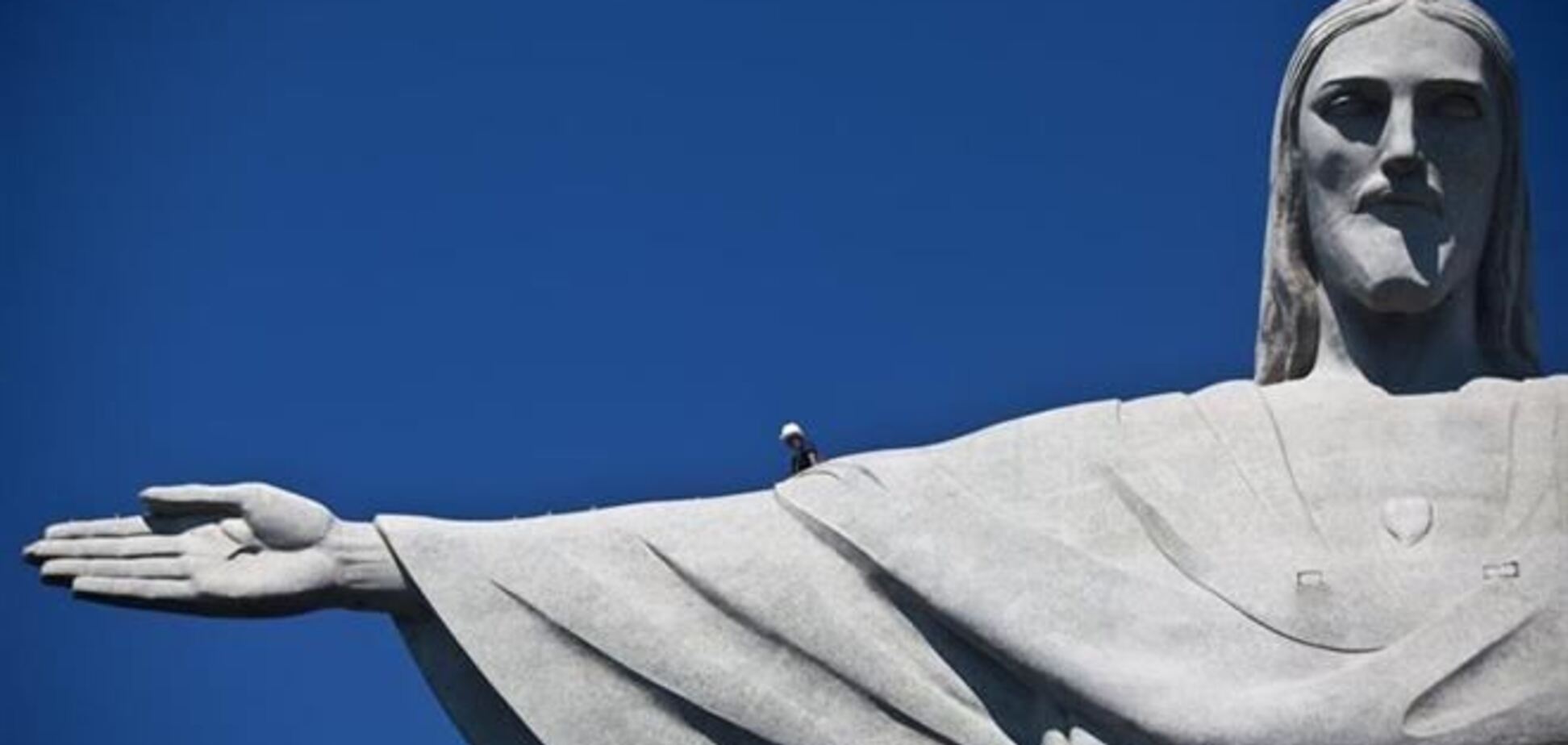 Рука статуи Христа после попадания молнии