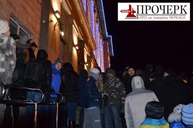 Девушка, в которую бросили вазоном из окна Черкасской ОГА, в критическом состоянии