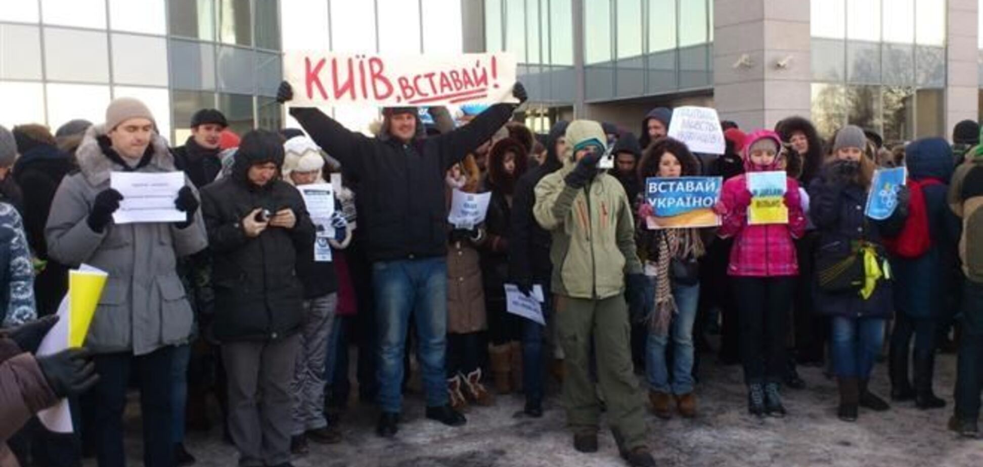 500 офисных работников ходили по Киеву и призывали коллег вставать