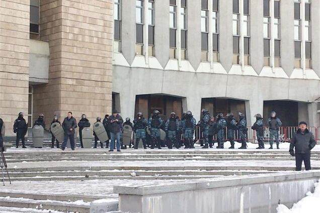 Возле Днепропетровского горсовета собрались митингующие