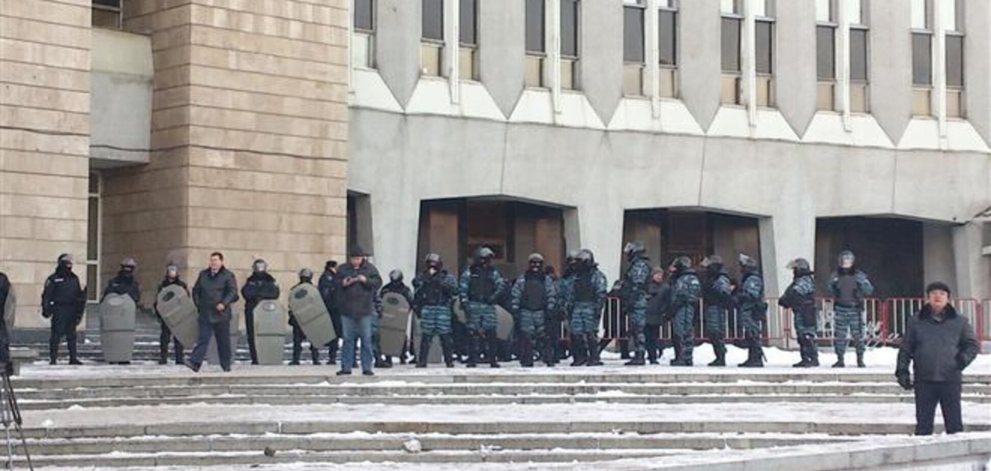 Возле Днепропетровского горсовета собрались митингующие