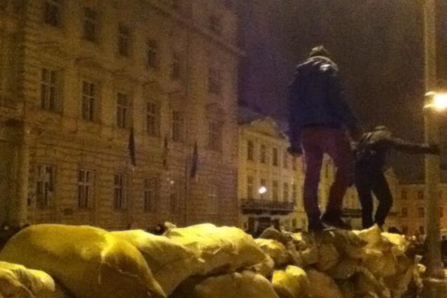 Чиновников Львовской ОГА не пропускают на работу