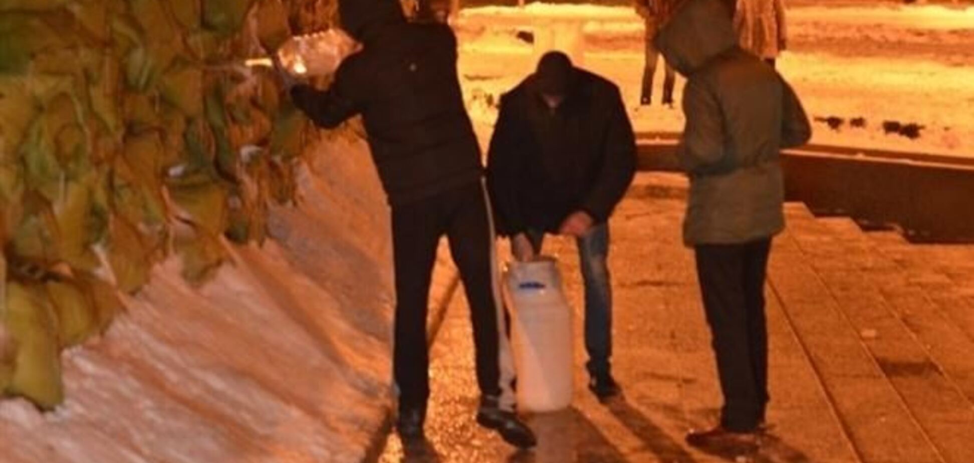 Во Львове, Хмельницком и Ривне митингующие возвели баррикады