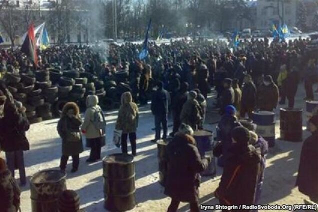 Возле Хмельницкой ОГА митингуют несколько тысяч человек
