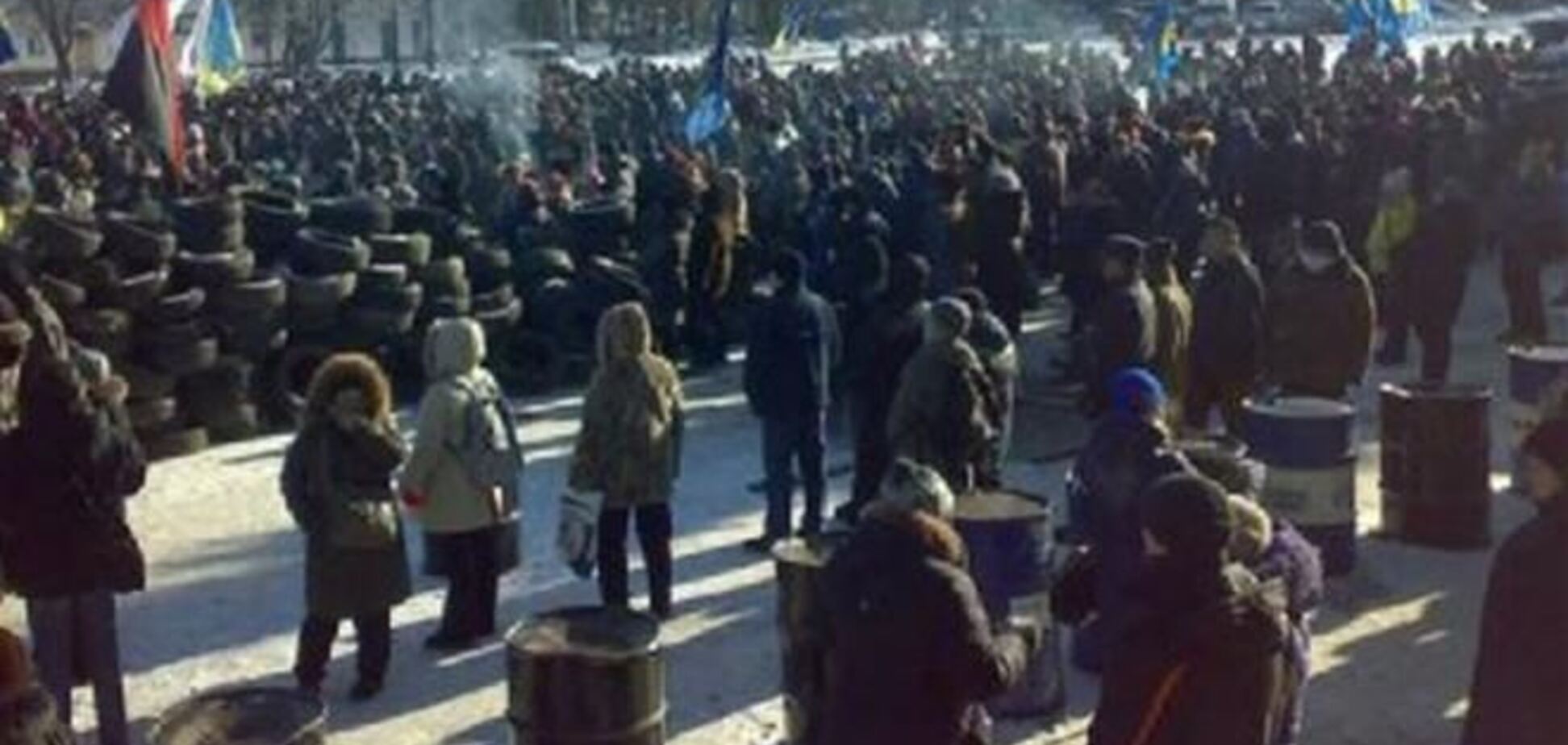 Возле Хмельницкой ОГА митингуют несколько тысяч человек