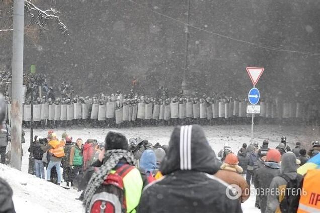 На Грушевского силовики призывают людей уйти с баррикад