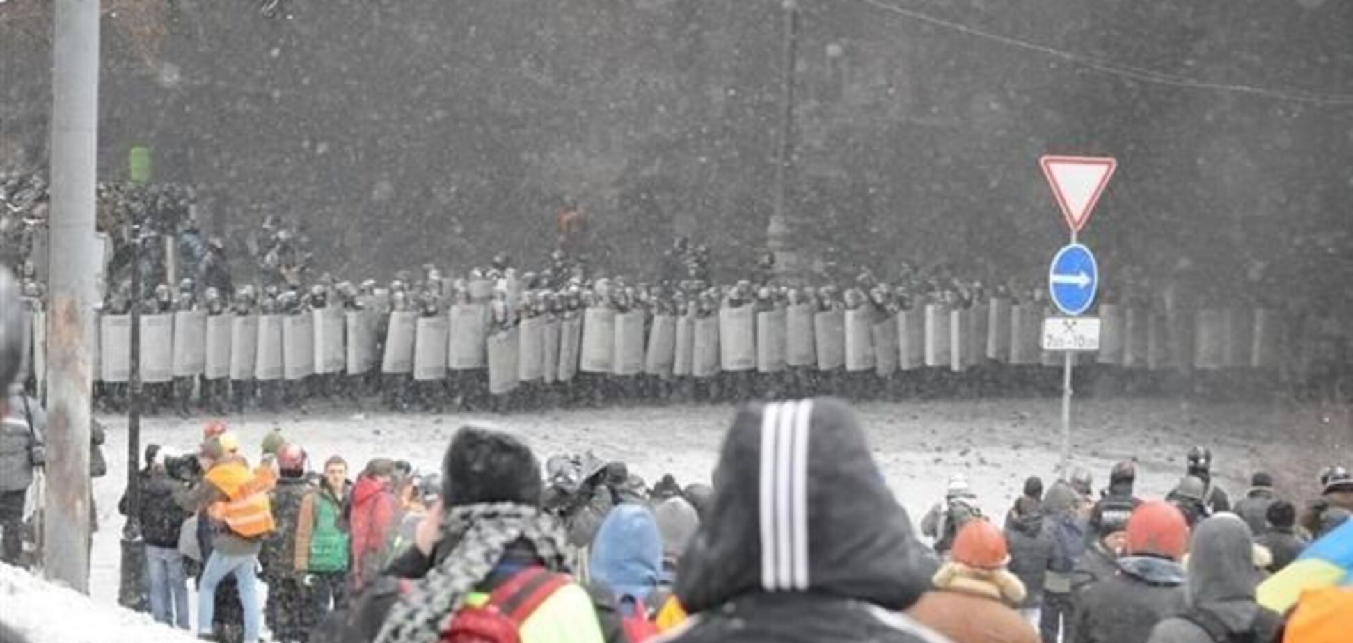 На Грушевского силовики призывают людей уйти с баррикад